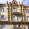 Nichée le long du célèbre Passeig de Gràcia de Barcelone, la CASA BATLLÓ témoigne du génie d'Antoni Gaudí, l'un des architectes les plus célèbres d'Espagne. Souvent décrit comme un chef-d'œuvre du modernisme, ce bâtiment emblématique n'est pas seulement une œuvre architecturale remarquable, mais un profond reflet de la vision innovante et de la créativité de Gaudí. Pour les voyageurs français souhaitant explorer les merveilles artistiques et culturelles de Barcelone, la CASA BATLLÓ est une destination incontournable qui continue d'inspirer les architectes et les amateurs d'art.