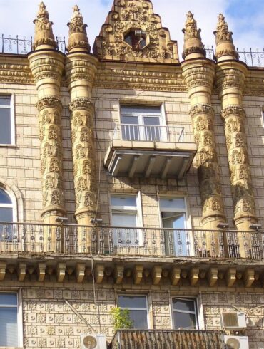 Nichée le long du célèbre Passeig de Gràcia de Barcelone, la CASA BATLLÓ témoigne du génie d'Antoni Gaudí, l'un des architectes les plus célèbres d'Espagne. Souvent décrit comme un chef-d'œuvre du modernisme, ce bâtiment emblématique n'est pas seulement une œuvre architecturale remarquable, mais un profond reflet de la vision innovante et de la créativité de Gaudí. Pour les voyageurs français souhaitant explorer les merveilles artistiques et culturelles de Barcelone, la CASA BATLLÓ est une destination incontournable qui continue d'inspirer les architectes et les amateurs d'art.