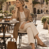 Włoska moda to nie tylko kwestia ubrań, to sztuka wyrażania siebie poprzez każdy wybór, jaki podejmujemy. Italian Fashion to mistrzostwo w sposobie łączenia elegancji z praktyczą, tradycji z nowoczesnością, oraz pewności siebie z naturalną gracją. Kiedy patrzysz na Włoszka lub Włoszkę, zawsze zauważysz, że każdy element ich stroju ma pewną celowość i harmonię. To nie przypadek, to wynik zrozumienia, jak właściwie nosić ubrania do każdej okazji, od najcasualowej po najbardziej formalną. Każda stylizacja jest pomyślana. Sztuka ubioru włoskiego to nauka, którą każdy może opanować. Ta moda uczy nas, że nie potrzebujemy szafy pełnej ubrań, potrzebujemy inteligentnego wyboru elementów, które będą działać razem. Każda okazja ma swoje wymogi, ale włoska sztuka ubioru pokazuje nam, jak sprostać tym wymaganiom z elegancją i stylem. Niezależnie od tego, czy jesteś na kawie z przyjaciółkami, w biurze, czy na kolacji, istnieje włoski sposób na wyglądanie dobrze. Odkrycie tej sztuki zmienia sposób, w jaki się ubierasz na zawsze.