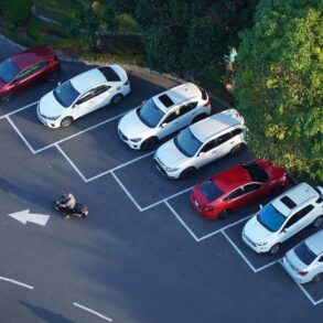 Nelle città trafficate di Italia ed Europa, trovare un parcheggio può spesso sembrare una ricerca infinita, soprattutto in aree molto richieste come i centri cittadini, le destinazioni turistiche più gettonate e i centri commerciali più trafficati. La frustrazione di girare intorno all'isolato, solo per ritrovarsi più lontani dalla propria destinazione, è qualcosa che molti hanno sperimentato. Ma se ci fosse un modo per eliminare questa seccatura e semplificare il processo di parcheggio? Ecco Parclick, un'innovativa piattaforma online che sta rivoluzionando il modo in cui troviamo e prenotiamo i parcheggi. Per chiunque abbia mai affrontato lo stress del parcheggio nelle trafficate città italiane, dal centro storico di Roma al quadrilatero della moda di Milano, Parclick offre una soluzione più intelligente ed efficiente. Con la sua interfaccia facile da usare e le diverse opzioni di parcheggio, Parclick sta cambiando le regole del gioco per gli automobilisti urbani, rendendo il parcheggio non solo più facile, ma anche più intelligente.