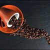 Café du Jour – vaak bekend als Cafedujour.nl of Café-du-jour.com – is een Nederlandse koffie- en theespecialist die in stilte is uitgegroeid tot een van de meest vertrouwde online bestemmingen voor bonen, koffiezetapparaten en dagelijkse cafeïnevreugde. Wat het merk onderscheidt, is niet de opzichtige luxe positionering. Het is de combinatie van verse, eigen branding, een enorme, zorgvuldig samengestelde selectie en een vriendelijke "koffie voor iedereen"-mentaliteit – geleverd tegen scherpe prijzen en met snelle verzending in de hele Benelux.