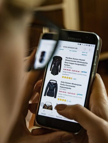 There is something quietly satisfying about finding a retailer that understands comfort as more than a seasonal trend. While browsing through knitwear on a grey afternoon, it becomes clear that Damart is not simply another fashion site chasing fast cycles. Instead, it presents a considered mix of practical warmth, everyday style, and thoughtful home essentials. This Damart online shopping guide explores how the platform balances heritage with convenience, and why it continues to resonate with shoppers looking for dependable fashion and thermals.