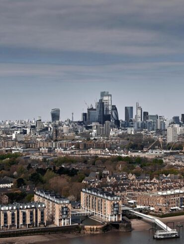 If you want a single place that makes London feel vast, historic, and surprisingly walkable all at once, The View from The Shard is hard to beat. Sitting at the top of Western Europe’s most recognisable skyscraper, the experience turns the city into a living map—bridges, cathedrals, stadiums, parks, and neighbourhoods laid out in every direction.