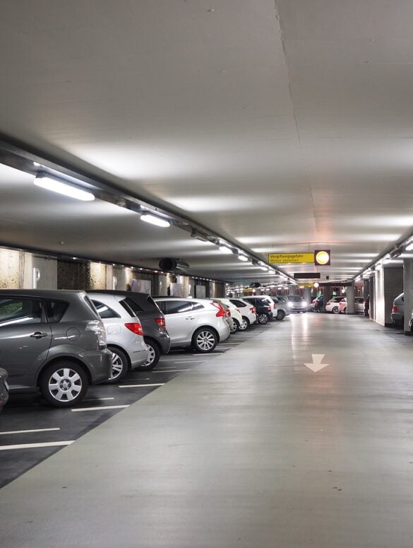In Italia, dove il fascino delle città storiche incontra le esigenze della vita moderna, spostarsi può essere un'esperienza emozionante ma spesso frustrante. Dalle strade acciottolate di Firenze ai viali trafficati di Milano, il parcheggio è da tempo una sfida importante. La ricerca di un parcheggio disponibile può far perdere tempo prezioso, soprattutto quando si cerca di raggiungere un incontro importante, prendere un volo o godersi le attrazioni di una nuova città. Entra in gioco Parclick, la soluzione innovativa che sta cambiando le regole del gioco per il parcheggio urbano, rendendo il viaggio in Italia non solo più facile ma anche senza stress. Che tu sia un pendolare locale o un turista che visita le città più iconiche d'Italia, Parclick sta rivoluzionando il nostro approccio al parcheggio. Offrendo una piattaforma intuitiva e facile da usare per cercare, confrontare e prenotare in anticipo il parcheggio, Parclick elimina il mal di testa di trovare un parcheggio nelle aree urbane affollate. In questo articolo, esploriamo come Parclick sta sbloccando una nuova era di viaggio senza stress, trasformando il parcheggio in una parte fluida del tuo viaggio.