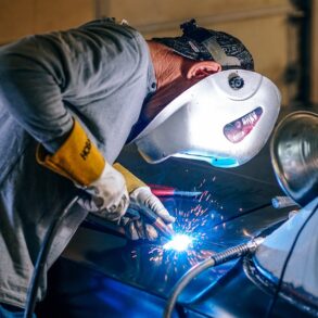 Od lat Spidweld Welding Center cieszy się zaufaniem w polskim przemyśle spawalniczym, oferując nie tylko produkty, ale także zaangażowanie w jakość, innowację i wyjątkową obsługę. Niezależnie od tego, czy jesteś profesjonalnym spawaczem, hobbystą czy operatorem warsztatu przemysłowego, Spidweld jest najlepszym miejscem do zaspokojenia wszystkich Twoich potrzeb spawalniczych.