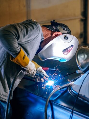 Od lat Spidweld Welding Center cieszy się zaufaniem w polskim przemyśle spawalniczym, oferując nie tylko produkty, ale także zaangażowanie w jakość, innowację i wyjątkową obsługę. Niezależnie od tego, czy jesteś profesjonalnym spawaczem, hobbystą czy operatorem warsztatu przemysłowego, Spidweld jest najlepszym miejscem do zaspokojenia wszystkich Twoich potrzeb spawalniczych.