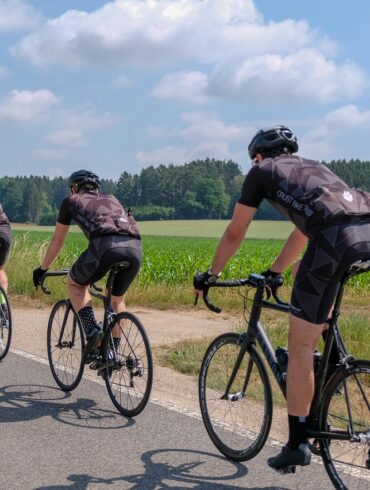Baja Bikes is uitgegroeid tot een van de populairste en meest vertrouwde namen op het gebied van begeleide fietstochten wereldwijd en biedt reizigers een leuke, actieve en verfrissende manier om hun favoriete steden te ontdekken. In plaats van alleen door drukke straten te navigeren of met de bus langs bezienswaardigheden te racen, stelt Baja Bikes mensen in staat om in het perfecte tempo te verkennen: snel genoeg om meer terrein te bestrijken, maar tegelijkertijd langzaam genoeg om de bezienswaardigheden, geluiden en energie van elke bestemming echt in zich op te nemen. Met vriendelijke lokale gidsen, goed geplande routes en een gastvrije sfeer heeft het merk stadsbezichtigingen omgetoverd tot een meeslepend en onvergetelijk avontuur.