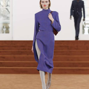 Kiedy mieliśmy okazję obserwować włoskie wybiegów mody, zawsze byliśmy zachwyceni. Italian Fashion ewoluuje, ale nigdy nie traci swojej esencji, to połączenie tradycji, innowacji i niewzruszonej pewności siebie. W roku włoska moda trendy przyniósł nam kilka ekscytujących kierunków, które będą definiować garderoby nowoczesnych kobiet i mężczyzn. Jeśli chcesz być na bieżąco z włoską nowoczesną elegancją, to właśnie artykuł dla Ciebie. Włoska moda trendy pokazują nam, że nowoczesność i klasyka mogą doskonale się uzupełniać. Moda włoska zawsze była o tym, aby być autentycznym i pewnym siebie. Italian Fashion pokazuje nam, że nowoczesna elegancja to nie skomplikowany proces, ale raczej świadomy wybór elementów, które ekspresują naszą osobowość. W roku obserwujemy powrót do bardziej minimalistycznych forma, ale z pewną małą rebelią. Dodanie kolorów, tekstur i eksperymentów czyni stylowanie bardziej zabawnym. Włoska nowoczesna moda to sztuka bycia sobą z klasą. Włoska moda trendy to jasny sygnał, że klasyka zawsze wróci do łask. Kiedy obserwujesz włoskie stylizacje, zauważysz, że nigdy nie są skrajne, ale zawsze warte zapamiętania.