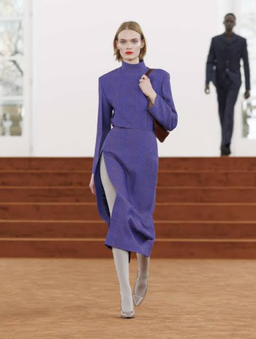 Kiedy mieliśmy okazję obserwować włoskie wybiegów mody, zawsze byliśmy zachwyceni. Italian Fashion ewoluuje, ale nigdy nie traci swojej esencji, to połączenie tradycji, innowacji i niewzruszonej pewności siebie. W roku włoska moda trendy przyniósł nam kilka ekscytujących kierunków, które będą definiować garderoby nowoczesnych kobiet i mężczyzn. Jeśli chcesz być na bieżąco z włoską nowoczesną elegancją, to właśnie artykuł dla Ciebie. Włoska moda trendy pokazują nam, że nowoczesność i klasyka mogą doskonale się uzupełniać. Moda włoska zawsze była o tym, aby być autentycznym i pewnym siebie. Italian Fashion pokazuje nam, że nowoczesna elegancja to nie skomplikowany proces, ale raczej świadomy wybór elementów, które ekspresują naszą osobowość. W roku obserwujemy powrót do bardziej minimalistycznych forma, ale z pewną małą rebelią. Dodanie kolorów, tekstur i eksperymentów czyni stylowanie bardziej zabawnym. Włoska nowoczesna moda to sztuka bycia sobą z klasą. Włoska moda trendy to jasny sygnał, że klasyka zawsze wróci do łask. Kiedy obserwujesz włoskie stylizacje, zauważysz, że nigdy nie są skrajne, ale zawsze warte zapamiętania.