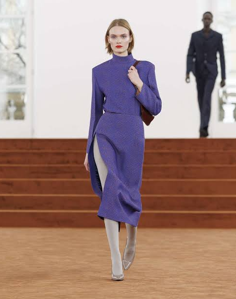 Kiedy mieliśmy okazję obserwować włoskie wybiegów mody, zawsze byliśmy zachwyceni. Italian Fashion ewoluuje, ale nigdy nie traci swojej esencji, to połączenie tradycji, innowacji i niewzruszonej pewności siebie. W roku włoska moda trendy przyniósł nam kilka ekscytujących kierunków, które będą definiować garderoby nowoczesnych kobiet i mężczyzn. Jeśli chcesz być na bieżąco z włoską nowoczesną elegancją, to właśnie artykuł dla Ciebie. Włoska moda trendy pokazują nam, że nowoczesność i klasyka mogą doskonale się uzupełniać. Moda włoska zawsze była o tym, aby być autentycznym i pewnym siebie. Italian Fashion pokazuje nam, że nowoczesna elegancja to nie skomplikowany proces, ale raczej świadomy wybór elementów, które ekspresują naszą osobowość. W roku obserwujemy powrót do bardziej minimalistycznych forma, ale z pewną małą rebelią. Dodanie kolorów, tekstur i eksperymentów czyni stylowanie bardziej zabawnym. Włoska nowoczesna moda to sztuka bycia sobą z klasą. Włoska moda trendy to jasny sygnał, że klasyka zawsze wróci do łask. Kiedy obserwujesz włoskie stylizacje, zauważysz, że nigdy nie są skrajne, ale zawsze warte zapamiętania.